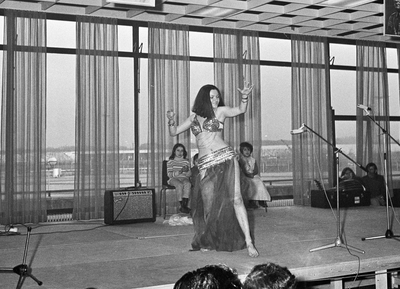 855127 Afbeelding van het optreden van een buikdanseres op de 'Arabische Feesten', in de veemarkthallen (Sartreweg) te ...